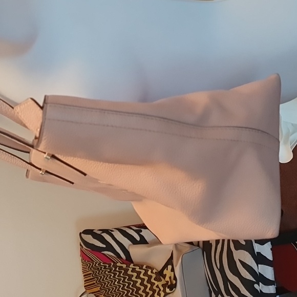 Kate Spade Leather Tote. - Picture 5 of 16